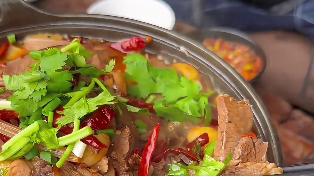 牦牛肉真的太香了，再配上炒牛肝菌和麻辣鸡脚绝了