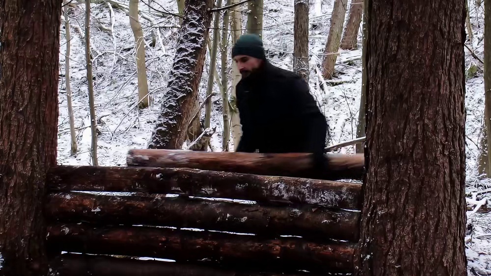 “谁能拒绝在睡前来上一集解压的荒野建造呢，看完保证你美美睡上一觉”(1)