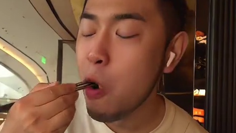 239/胃牛new寿喜烧新店！狂炫满黄大闸蟹 听说牛new开新店了！是跟之前完全不一样的风格！作为