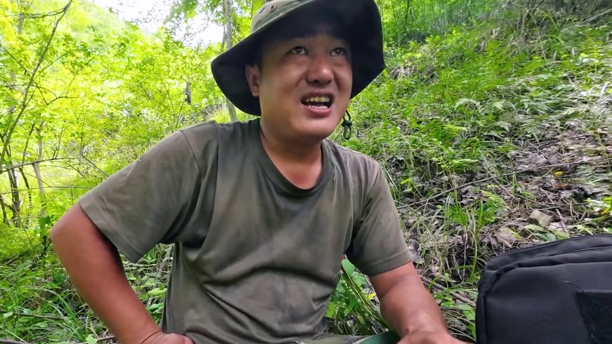 极限穿越迷失森林 翻山越岭穿竹林，峡谷美味螃蟹汤