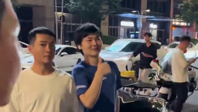 当交警碰到停在路边的布加迪时