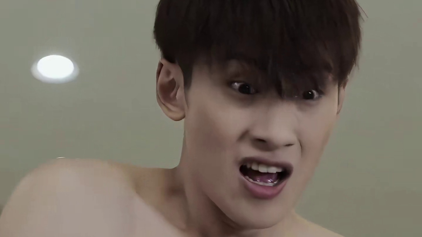 女孩是意外摔倒 应该不是故意的吧 哈哈