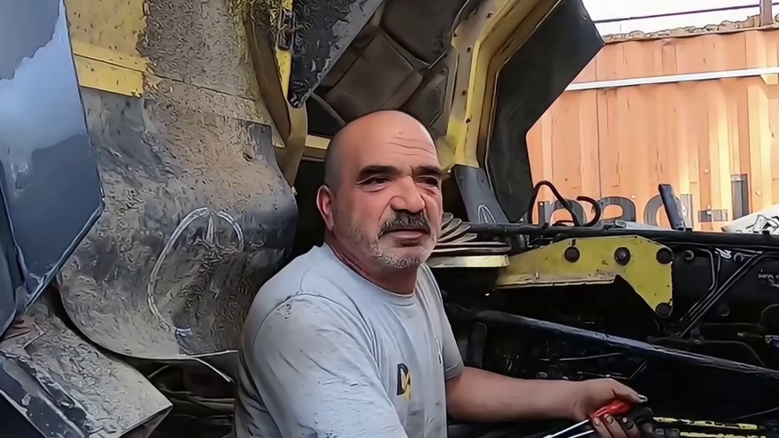 第1集：将废旧的矿卡进行改造，打造成豪华露营房车，历时两年半