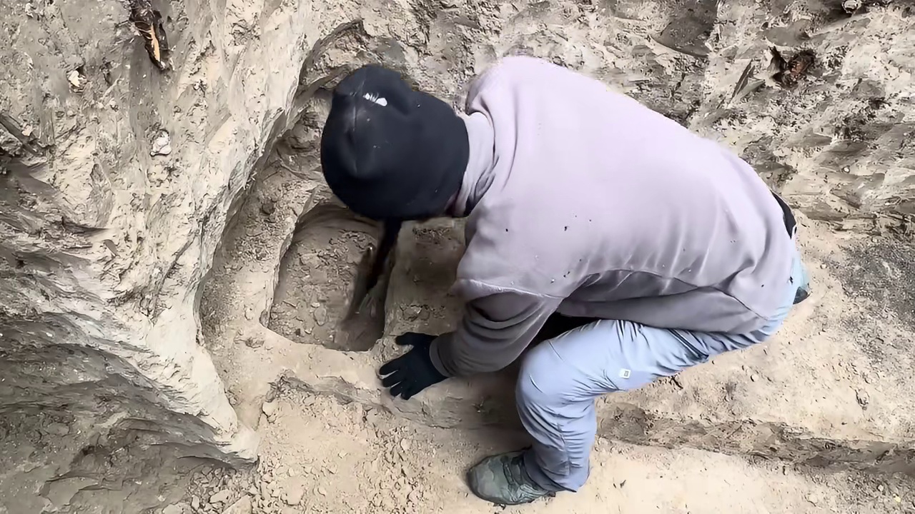 第1集：荒无人烟的野外，男人给自己搭建了舒适的荒野小屋