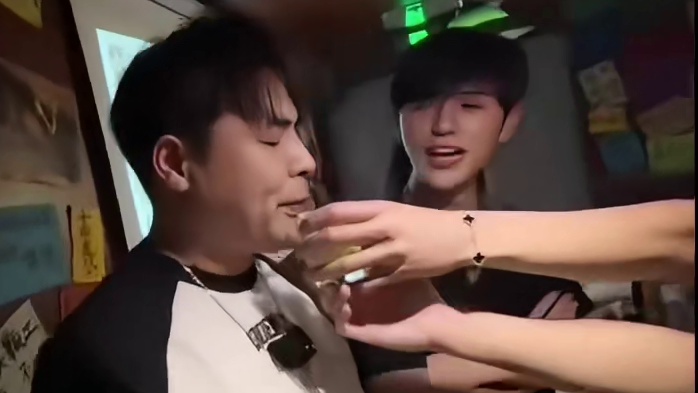 1995股东瓦子为了蹭798大哥 大口喝英小杰进口酒 喝完说好喝