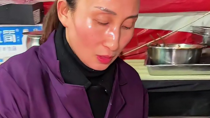 重庆街头美食蒜泥白肉搭配佐料饭嘎嘎香