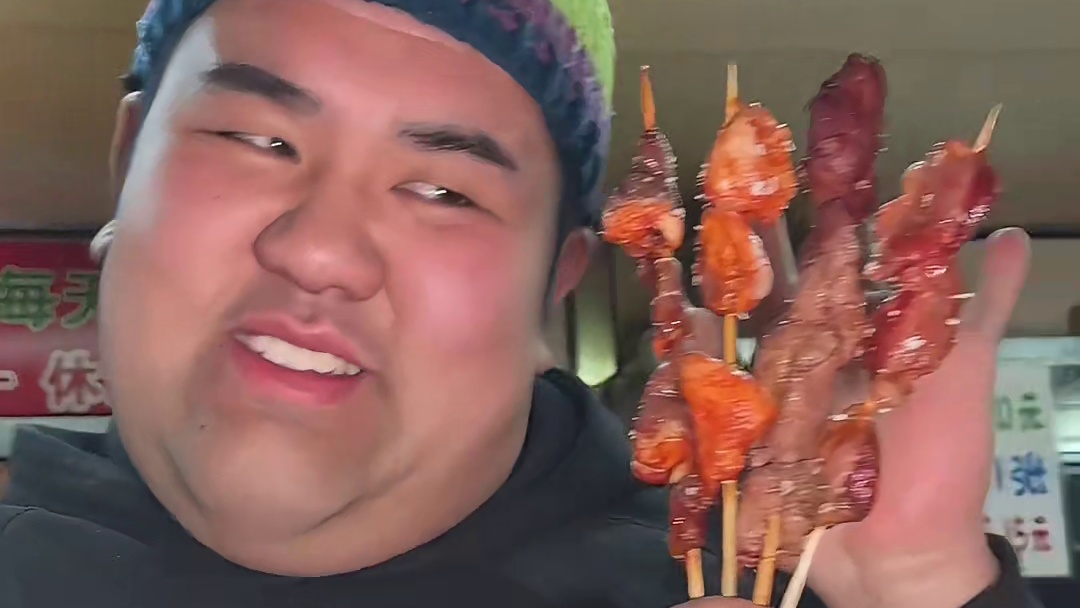 挑战30块钱吃东北老嫂子炸串！！情绪价值拉满 太热情了老嫂子！！爱东北的理由+1+1+1