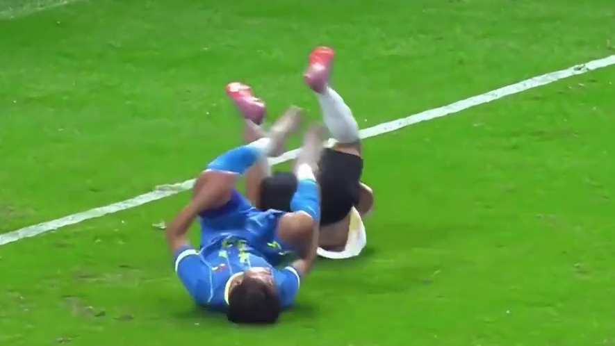 在足球场上的哨声就是命令