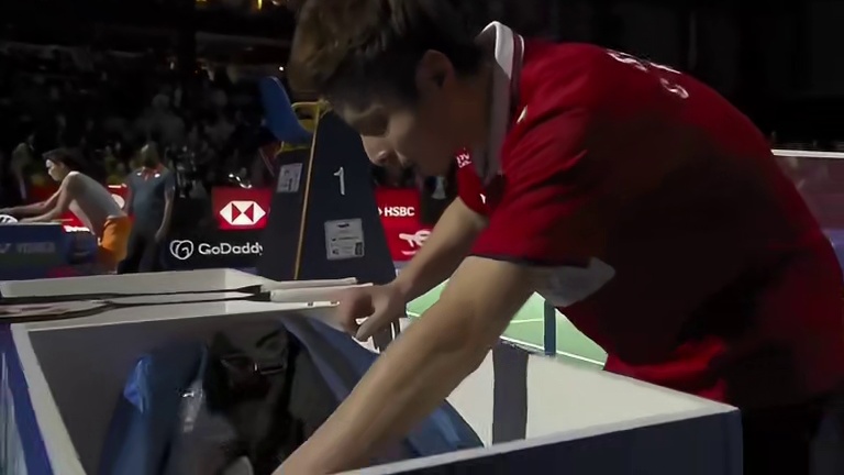 石宇奇对阵桃田累到干呕，而且伤病还没有恢复。