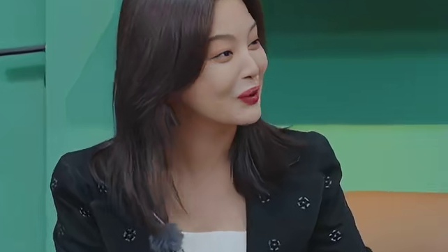 笑鼠，辛芷蕾在说和秦岚的cp,小胡以为辛姐在说和他的cp,直接吓得从座位上跳起来了