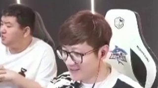 老白紅旗回憶S14港口趣事老白直言當(dāng)時(shí)要是聯(lián)盟第一威懾力教練說你 紅旗直言我一樣是讓他閉嘴