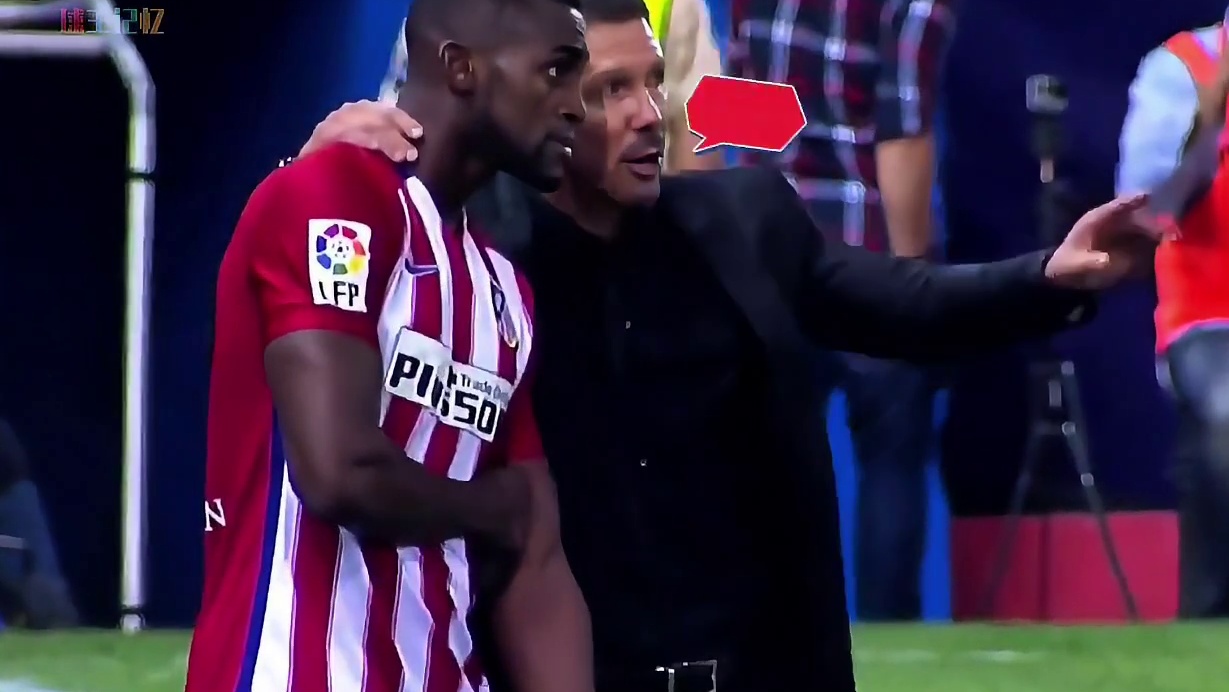 足坛经典画面，西蒙尼看见梅西在热身！