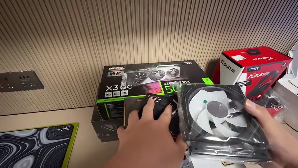 0.7KD的洲学妹开陪玩店了？帮小姐姐装台纯黑海景房！ 结尾有配置单