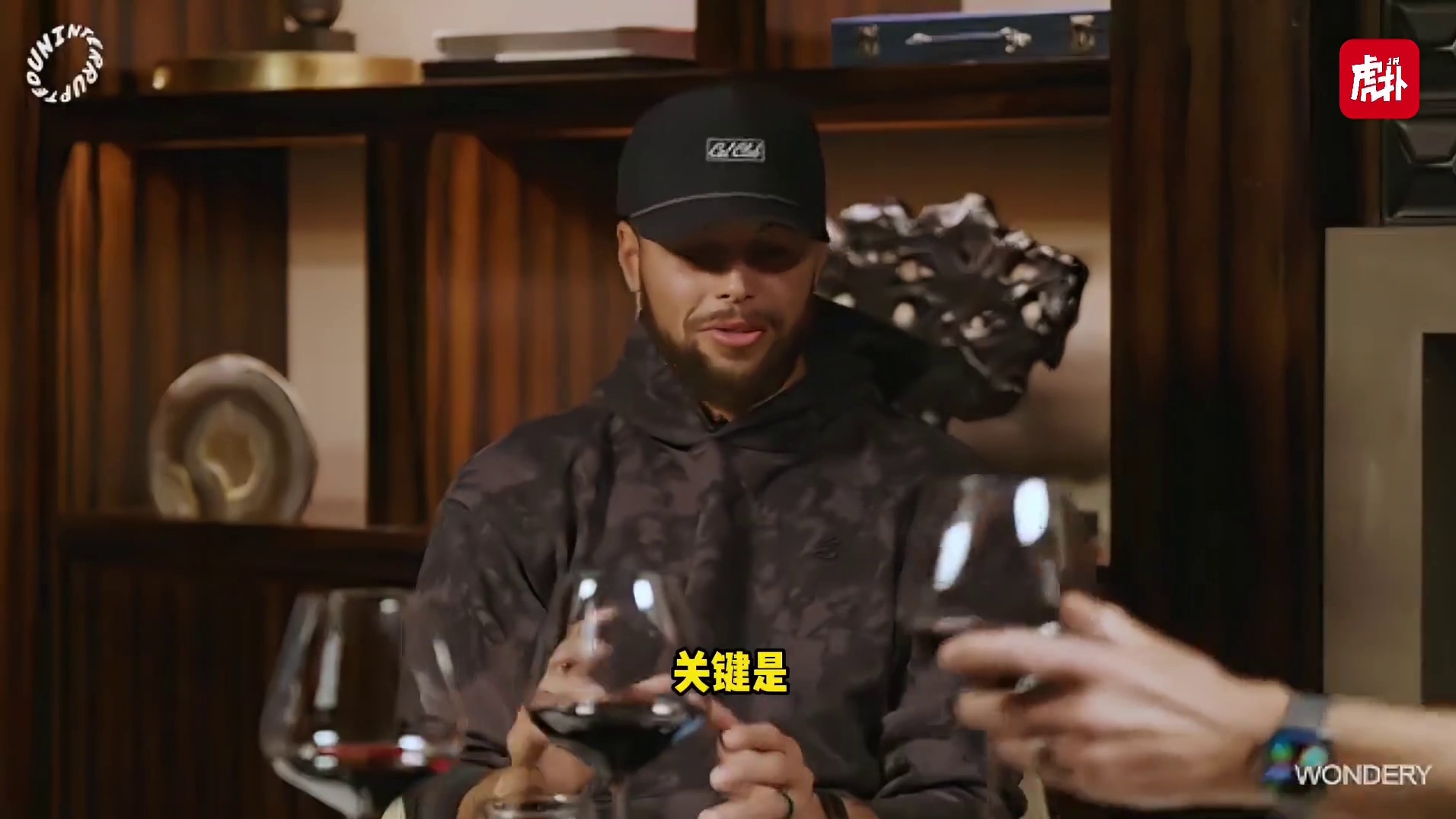 库里谈詹姆斯的训练态度：早上没人比他早到训练馆，他影响了我