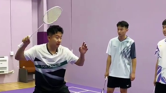 羽毛球双打轮转跑位，这球该谁接？