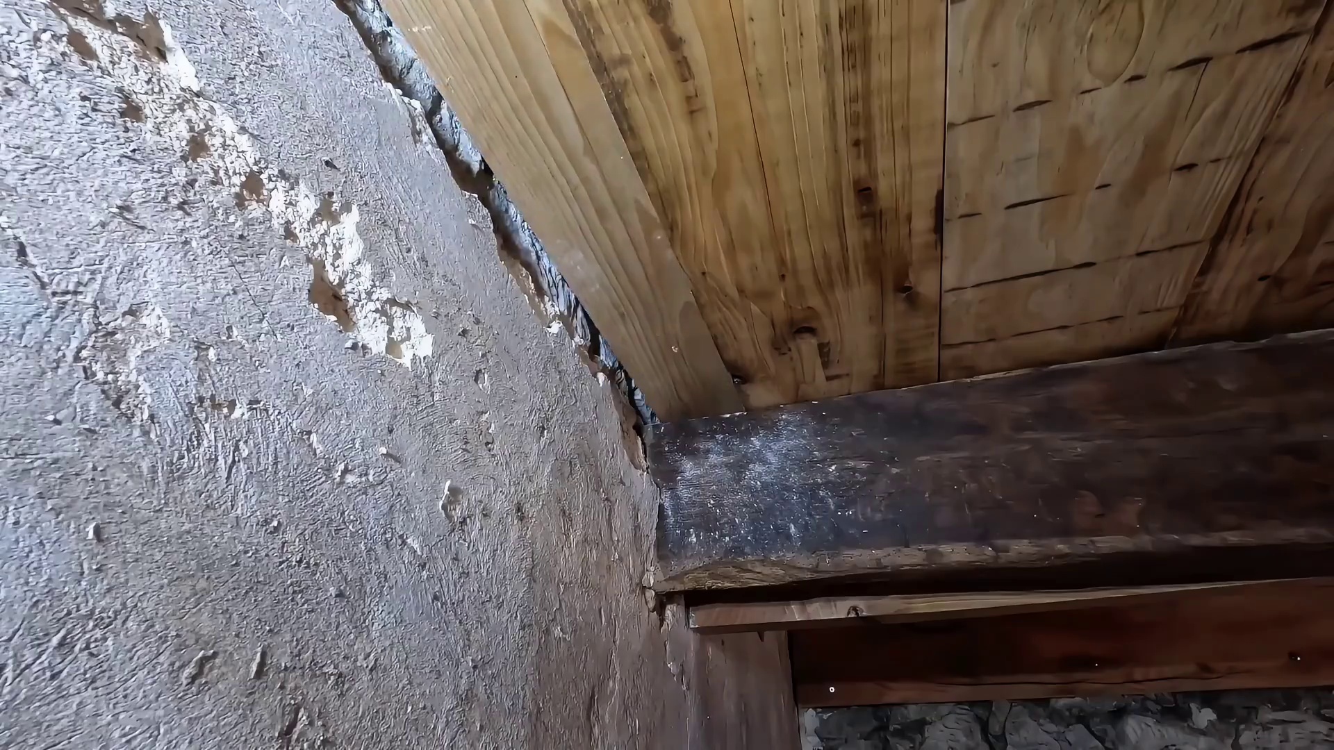 光头强耗尽家产把破旧石屋改造成养老别墅，搭建好室内地板后还买 来一个大壁炉 #