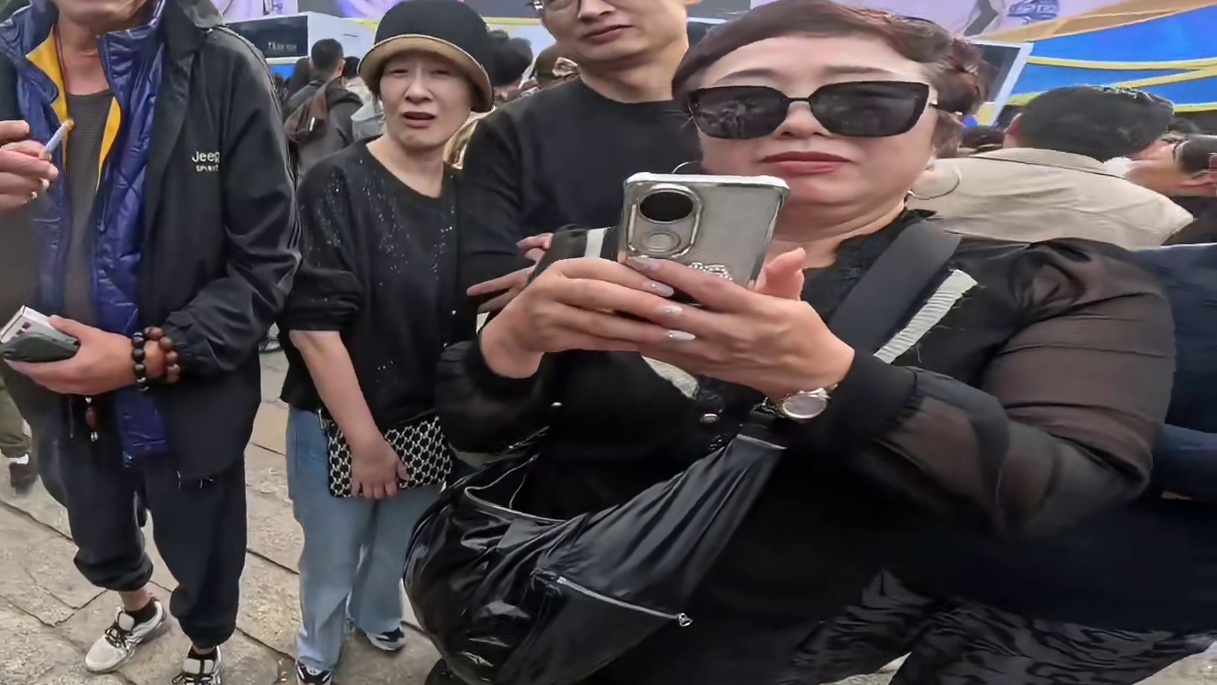 浣熊：老登别打扰我跟美女合影