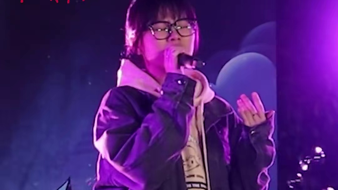 高校校园十佳歌手大赛海选现场，一名大二女生开口脆，惊艳全场。#大学生 