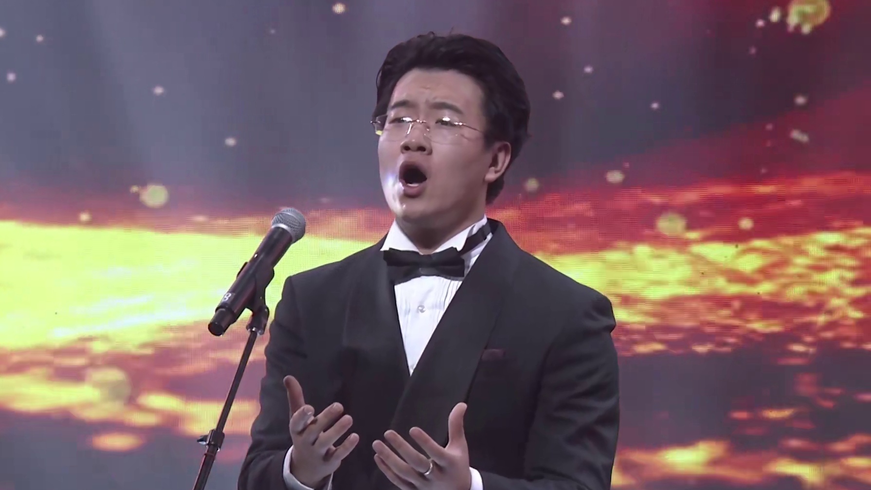 谢谢大家的关注和支持 完整版《爱永在》来了～#校园十佳歌手 #爱永在 #声乐