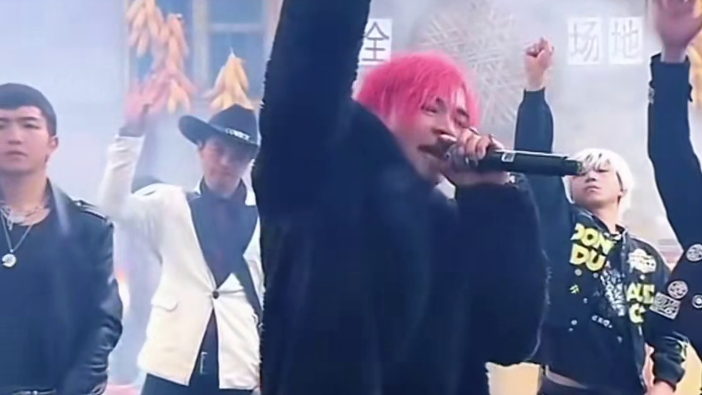 云南BigBang全开麦唱跳权志龙 五兄弟直接给你原地开演唱会!苞谷地当舞台，三轮车当道具，全开麦唱跳稳得一批!#云南bigbang横空出世 #蹦山卡拉卡 #云南bigbang #帅气出场