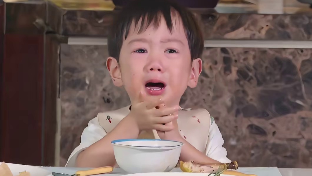 2岁哥哥被弟弟殴打，妈妈不制止还安慰弟弟，太让人心疼了