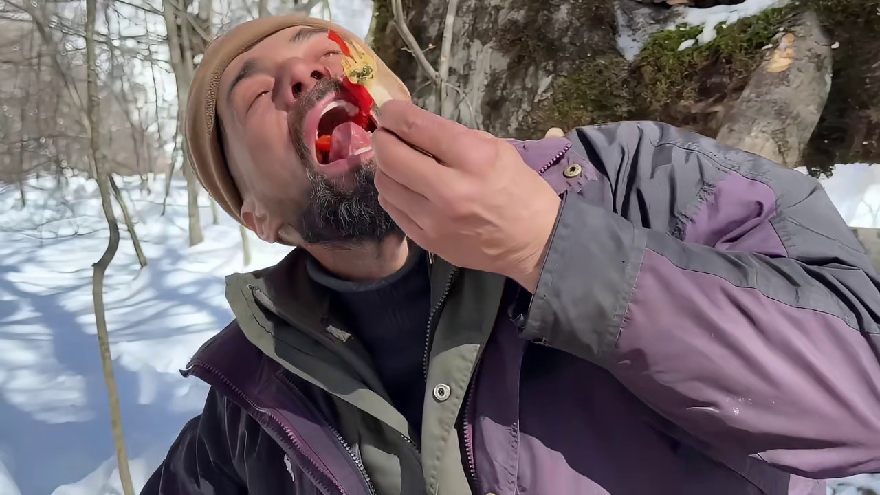 第2集：冰天雪地的天气，男人用枯木给自己搭建了舒适的荒野小屋