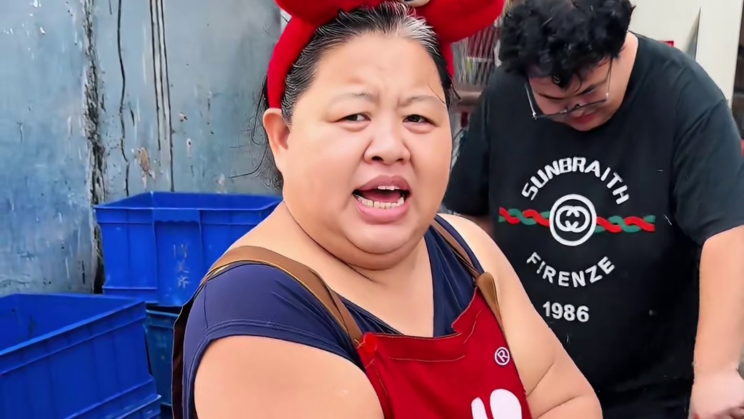 东北大姐烧烤小摊 五毛钱一串 还送我三盘小菜 你们觉得值不值？