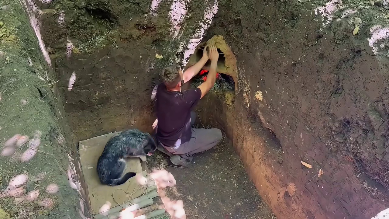 第1集：为了抵御野兽的袭击，男人在一个枯木下搭建了舒适的小屋