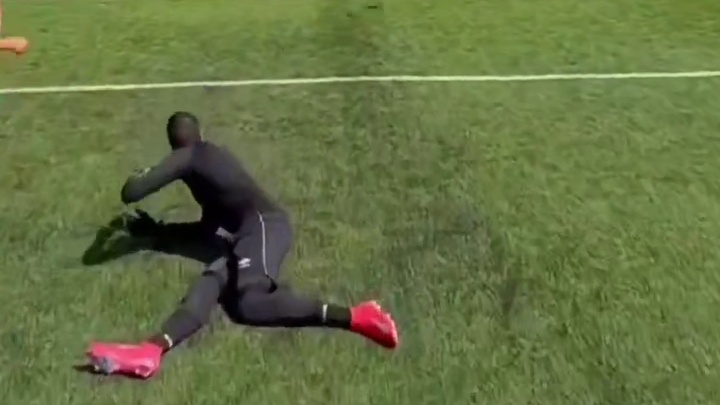 不同等级前锋处理单刀的方式#足球