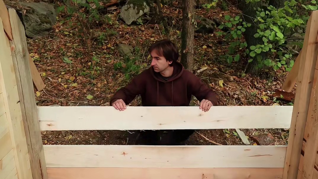 男人踏入荒野建造水上风车，以及原木打造小木屋庇护所 (3)