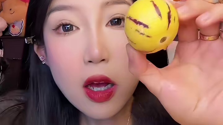 小小一个 可可爱爱的！小的真的很甜哦！！就只是个头小！水分啥的都没变化哦！清甜皮薄汁水多！