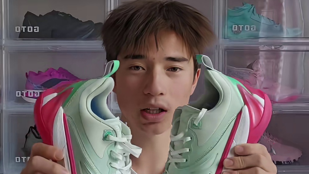 里夫斯最近表现确实亮眼，今早又绝杀了，还是穿的这双浆果配色的里夫斯三代，那么是不是鞋子也有额外加成呢？