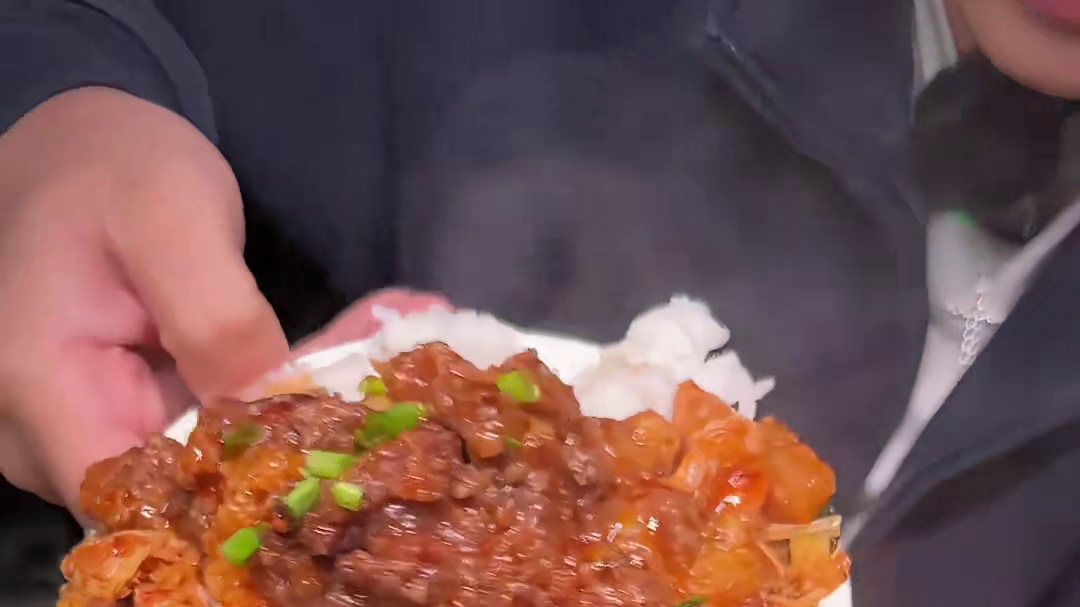 谁能拒绝一份立冬前的乡镇老式蒸菜，蹄花每天限量三四只！这一口直接吃回父辈童年的味道。