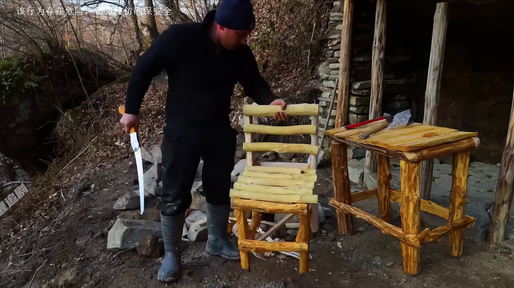 搭建在天然岩石下的家，绝对是野外最有安全感的住所