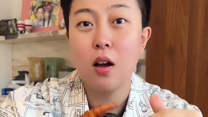 耙糯的鸡爪配上秘制辣椒面，再来口苤菜根，吃起来简直是永动机