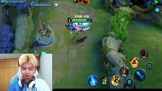 佳尤對(duì)德華出言不遜惹怒洗剪吹，果斷出手將佳尤虐成路邊一條