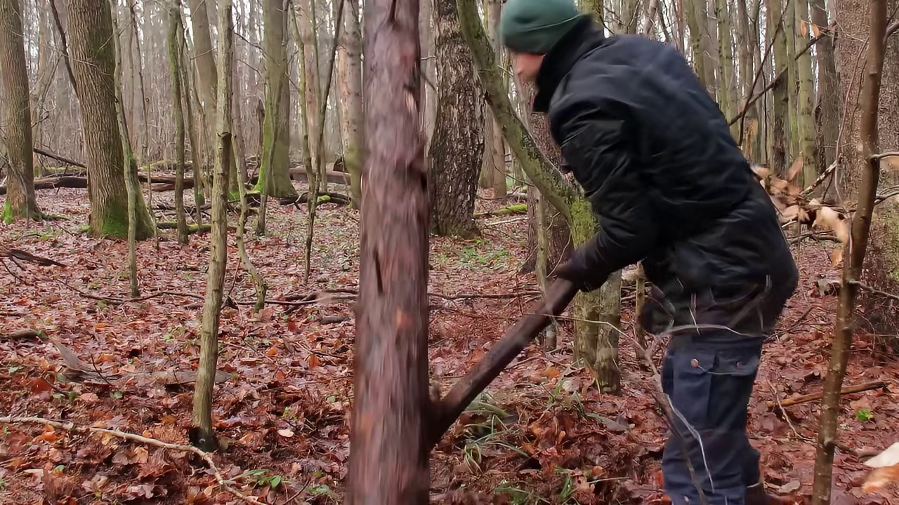 第1集：冰天雪地的天气，男人在野外搭建了温暖舒适的荒野小屋