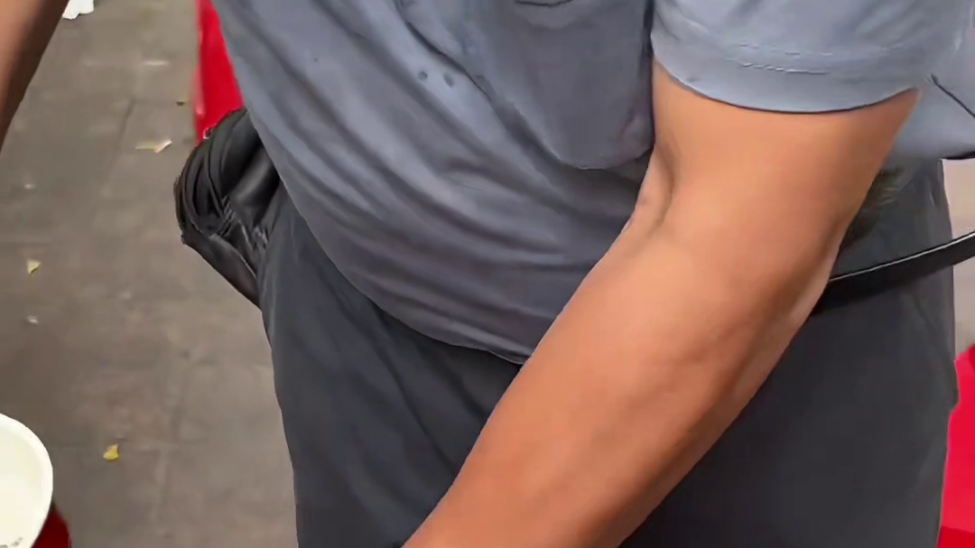 偶遇街头红烧牛肉面，30一碗满满当当全是肉。 偶遇街头红烧牛肉面，30一碗满满当当全是肉。巨满足