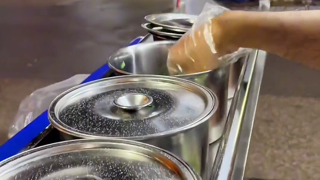 讲究一清二白三绿四红的广西扣肉粉到底有多惊艳呢？10块一份配上鲜弄的扣肉简直不要太好吃了