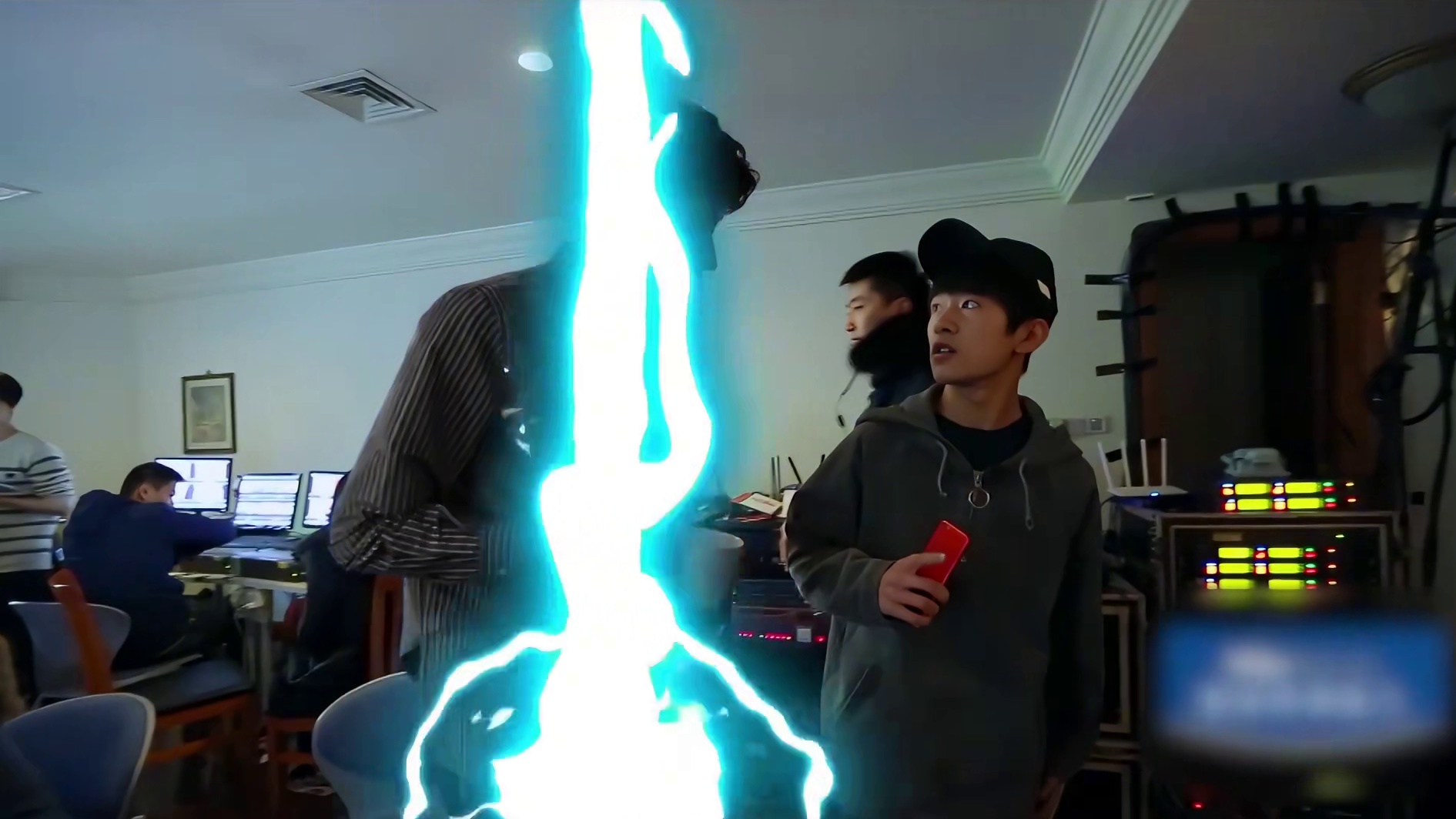 不仅生日蛋糕要自己做，还得装作不知情陪同伴演戏