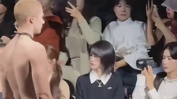 沈月左顾右盼！就是不看模特！哈哈哈哈