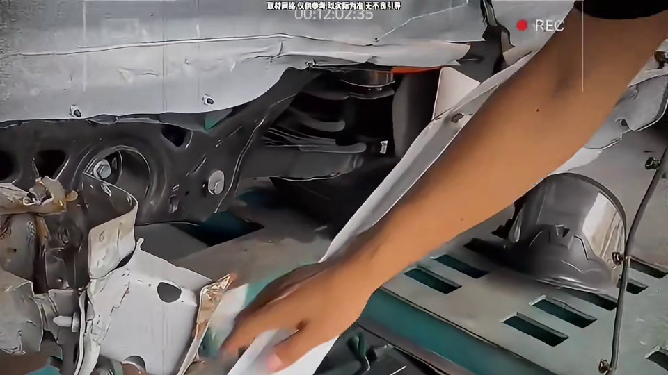 简直难以置信，几十万的车都敢用铁皮防撞梁……