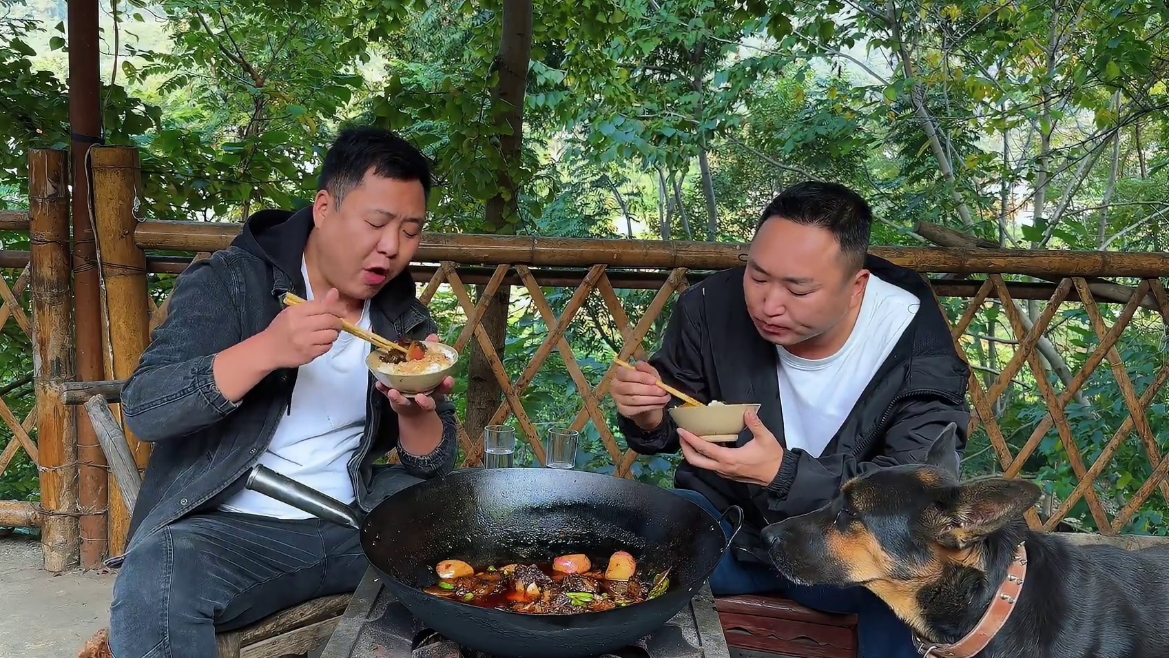 88买两根牛排骨，大铁锅炖到软烂，下酒硬菜真爽