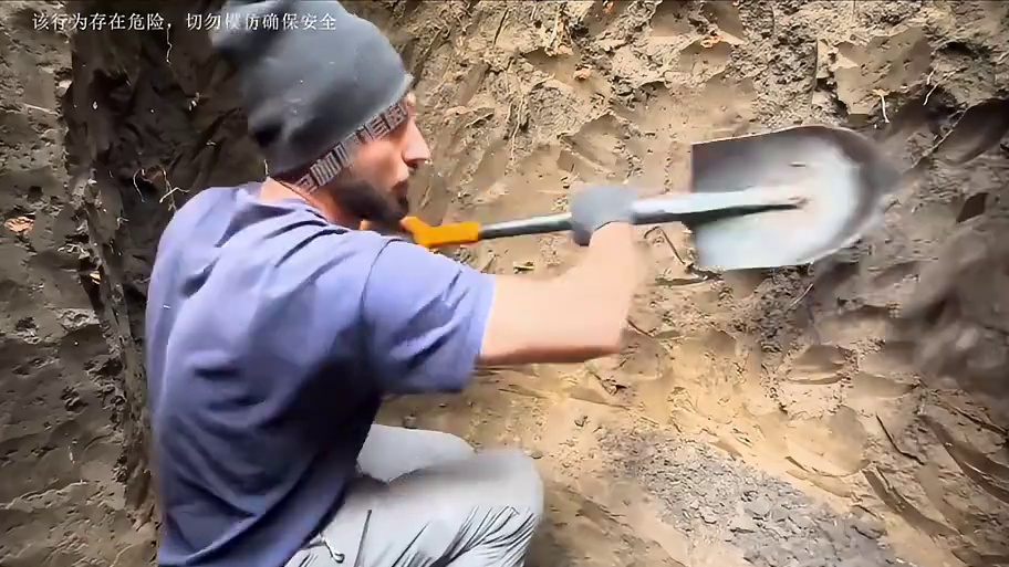 男人将庇护所完美隐藏在三米三地下，可以完美抵御猎食者袭击