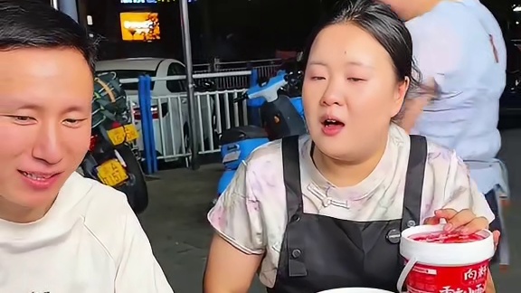 大哥奉媳妇儿之命挑战六碗小面，居然是隐藏的种子选手？