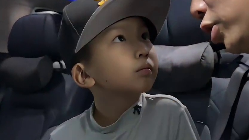 刷新认知！7岁赛车手开着 MPV 漂移，这操作我看傻了