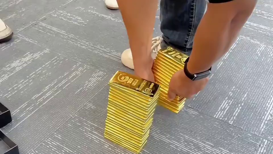 金店全拒收黄金！持有者急疯：绿线坠到心尖，卖不掉更疼！