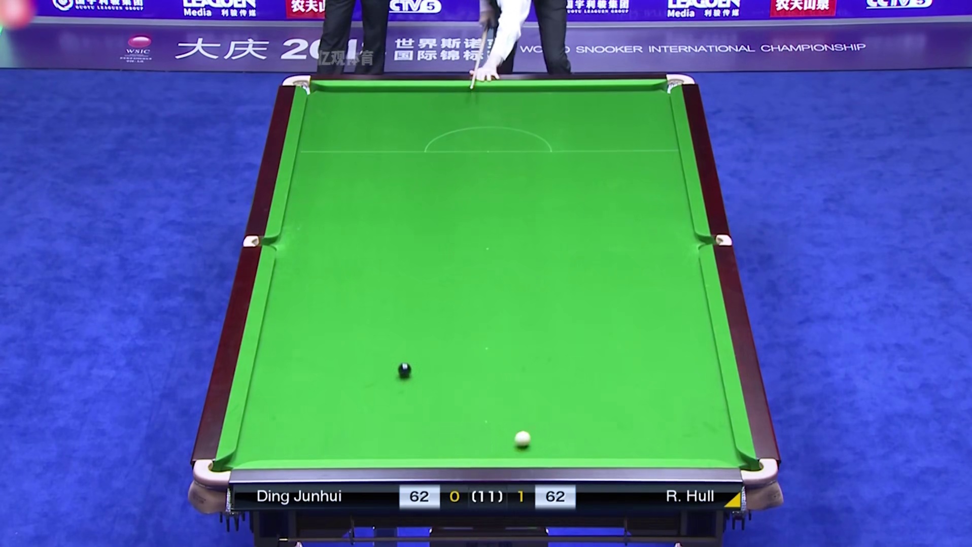 丁俊晖生涯最离谱的对局，黑球摔袋放杆认输，裁判高情商神救场！(3)