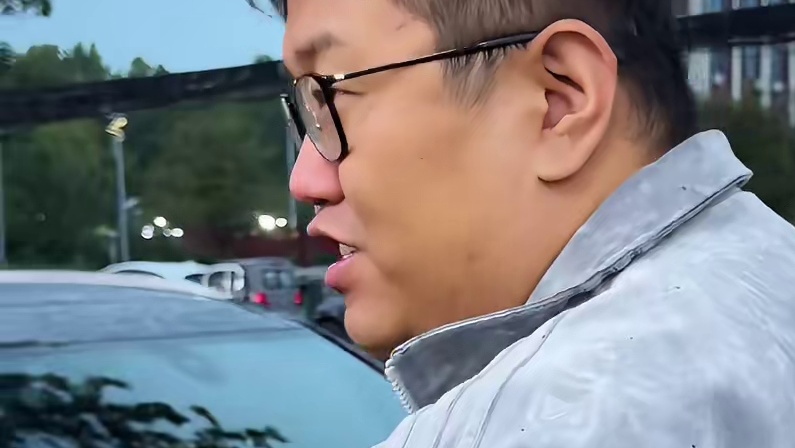 建章路4家店逛吃！来尝尝几十年苍蝇小店「熏肉大饼」「绿伞锅贴」「蕊蕊串串」「小二烤肉」！