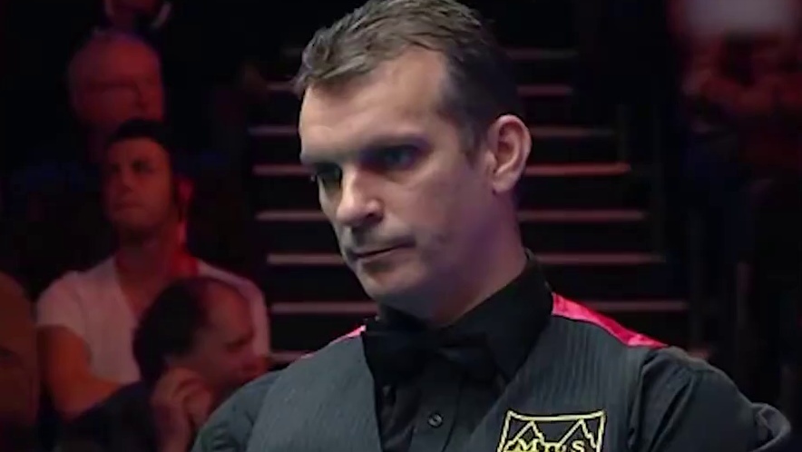 丁俊晖生涯最离谱的解球，解球秒变绝杀，对手拒绝握手冷眼离场  (1)